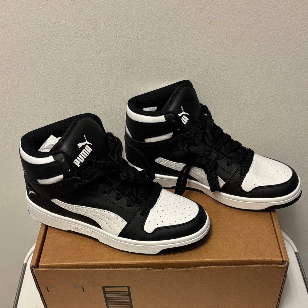 Puma Women’s or Men’s Black and White High-Top Sneakers, ( Men’s: 6 or Women:8) - Picture 7 of 8